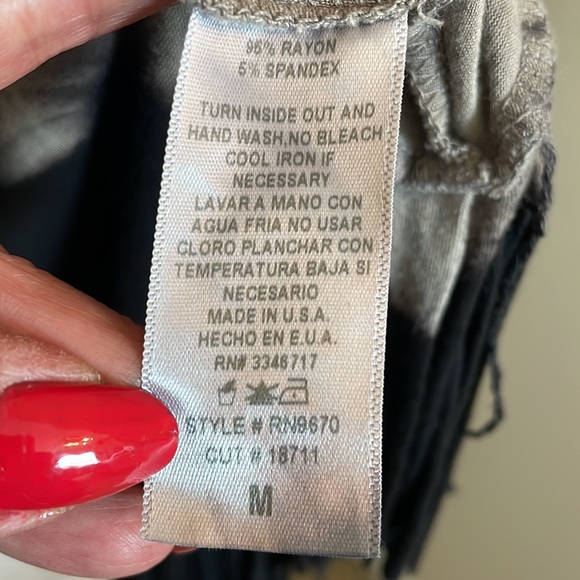 Rodeo Fringe skirt . T Party Fashion . Hi Lo . Worn once EUC . Taupe/ Black SZ M - Picture 5 of 5